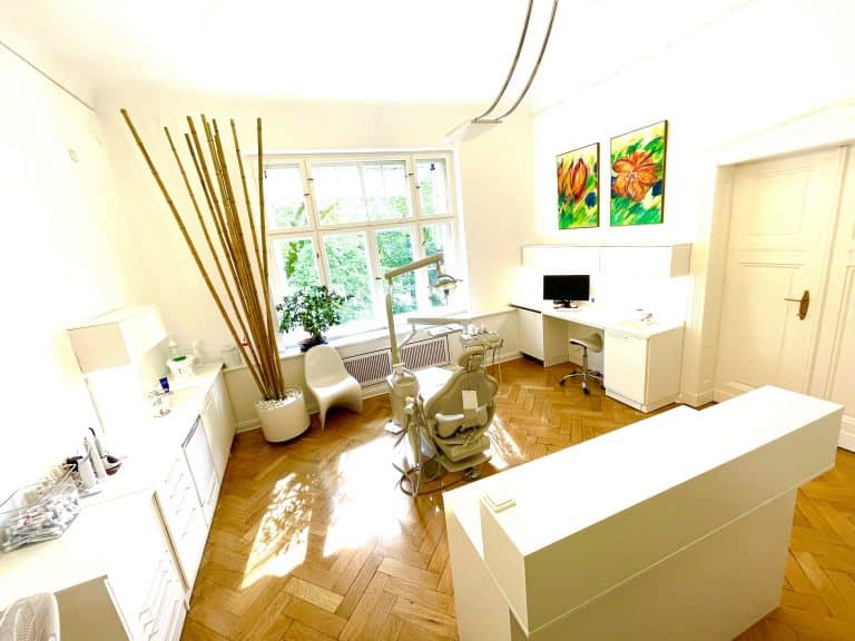 Helles Behandlungszimmer der Zahnarztpraxis Dr. Matin
