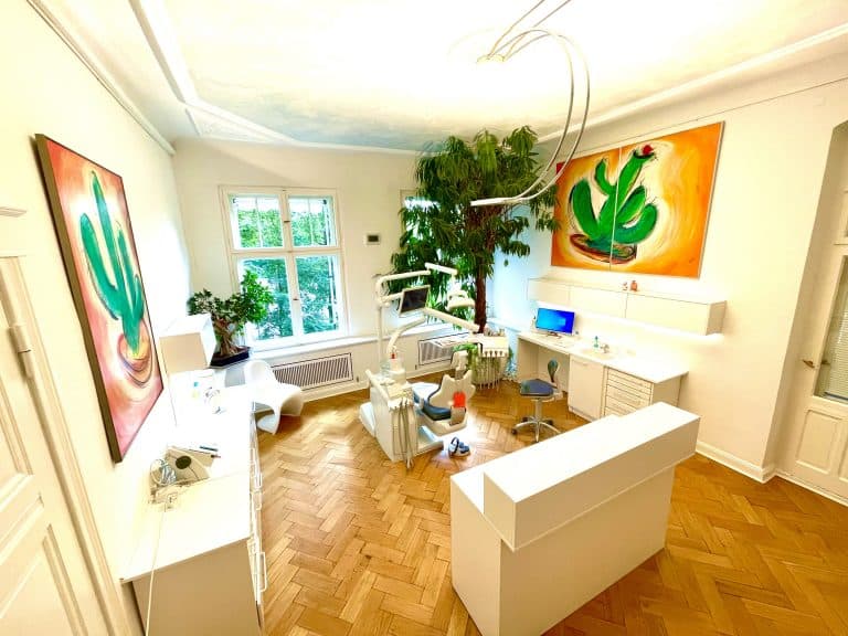 Behandlungszimmer der Zahnarztpraxis Dr. Matin in Berlin-Schmargendorf