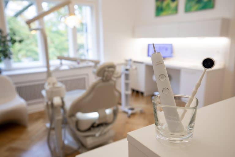Behandlungszimmer mit Zahnbürste und Mundspiegel – Prophylaxe bei Dr. Matin