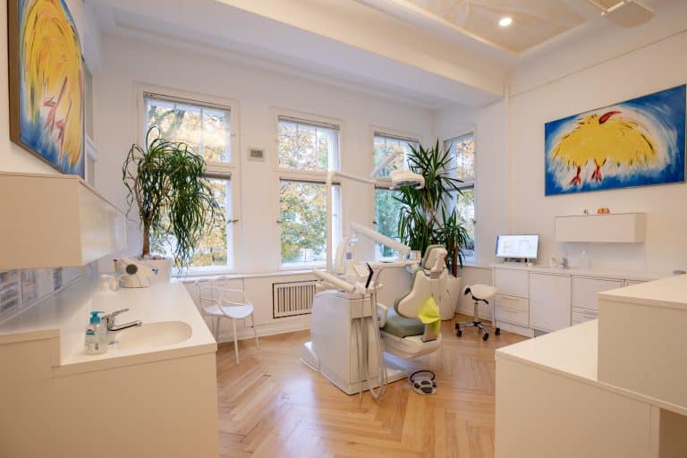 Behandlungszimmer der Zahnarztpraxis Dr. Matin, Berlin-Schmargendorf